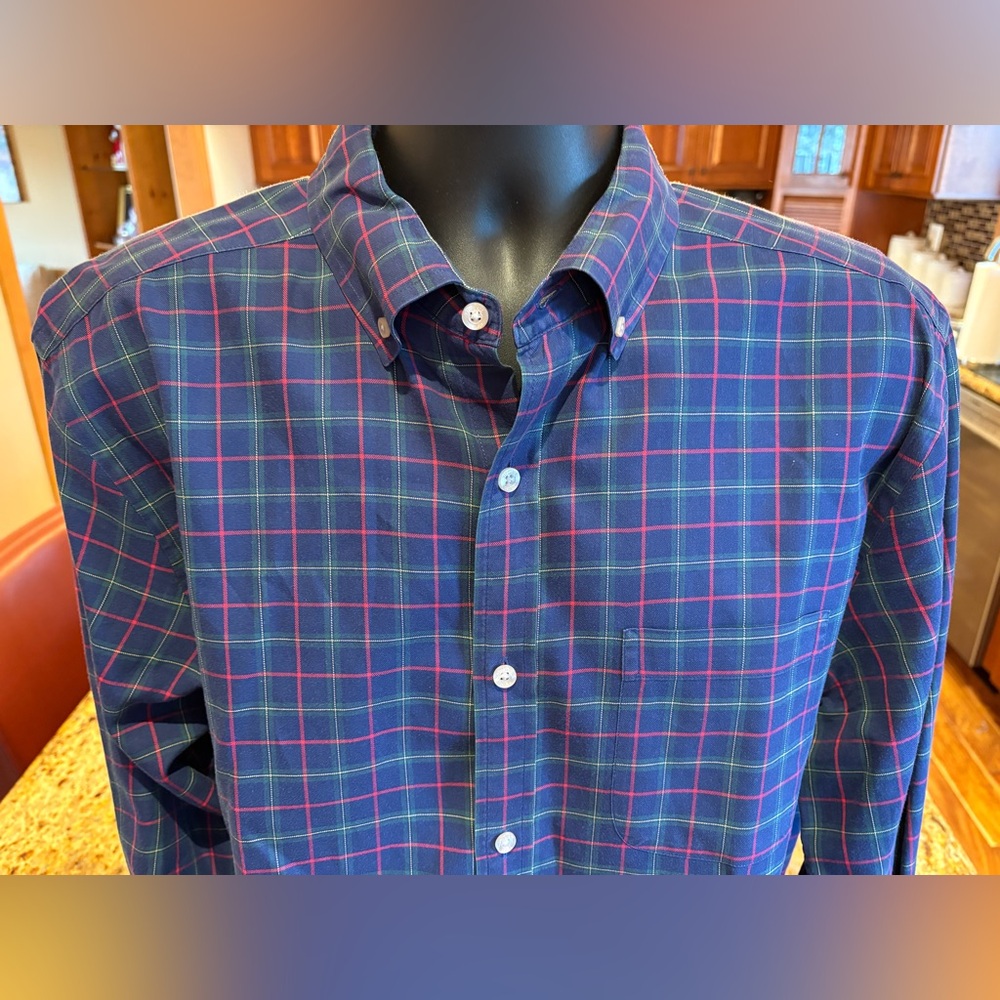 Vineyard Vines‎ Men's button front shirt. Sharp blue/red/green plaid with logo.